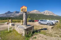 The Lodge at Bow Lake - parking