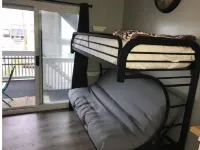 Hampton Beach Condo a Block off the Beach! Explore the Ocean World Oceanarium附近的飯店