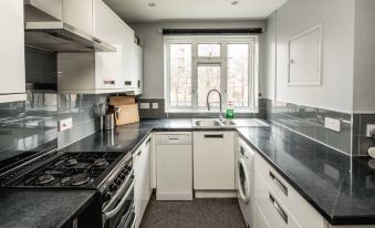 Spacious 3BR Flat with Balcony Near Tottenham Hale