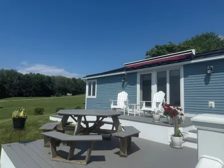 Modern Lakefront Apartment