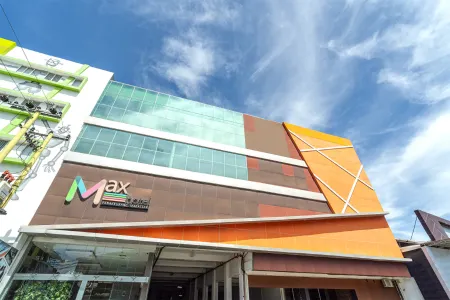 Max Hotel Отели рядом с достопримечательностью «Harian Kompas»