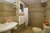 Stunning Oceanfront Condo with A/C...... You Will Not Be Disappointed 沉船海灘附近的飯店