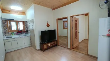 Wanju Sirangol Hanok B&B (Siboheon)