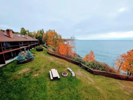 Cozy Timber Trails on Lake Superior