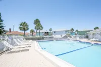 Steps to beach & restuarants and Pet Friendly! - プール