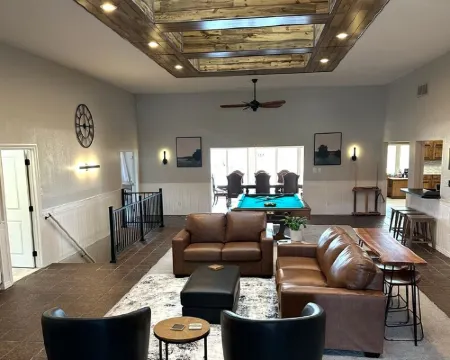 Enormous Home On Golf Course. Newly renovated - Sleeps 21! Hotels in Logan County