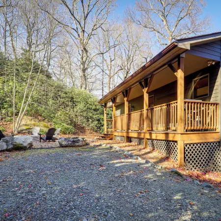 Blowing Rock Escape w/ Covered Deck & Fire Pit