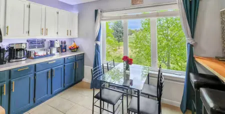 Kings & Queens Autumn Oasis· 2 Kings + 2 Queen Sofas · Mtn Views-Near Glenwood