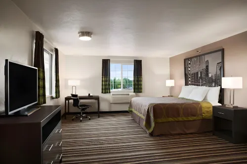 Super 8 by Wyndham Woodburn