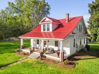 The Mill House - Peaceful farmhouse retreat with hot tub, fire pit, & fast Wi-Fi