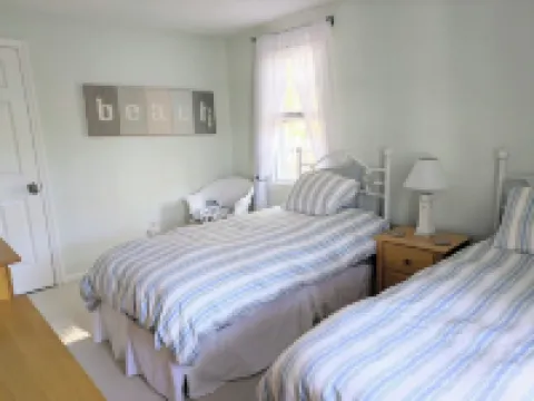 Bright and clean 3 bedroom, walk to beach. South Yarmouth