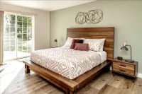 Remodeled Cottage w/Hot tub, 15 mins away from Mt. Rainier Park entrance