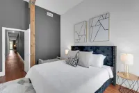 Luxe Historic 2 BR Palafox Balcony Overlook ~ Fabu Posh A