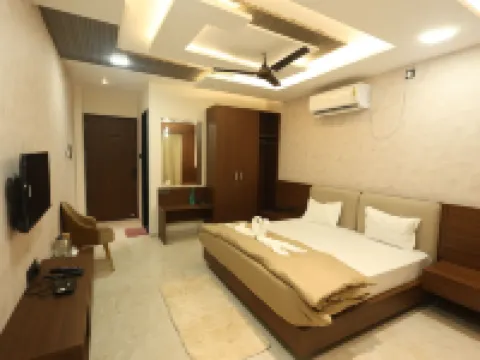 Govind Palace Restaurant and Resort Hotels in Khargone