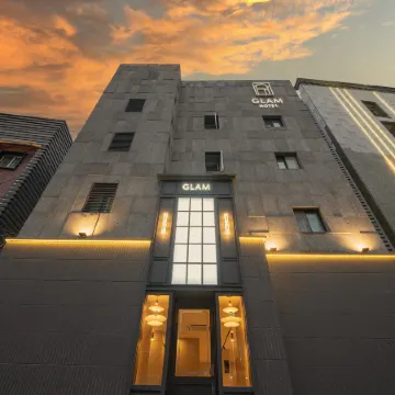 Glam Hotel Отели рядом с достопримечательностью «Железнодорожная станция Хвеги»