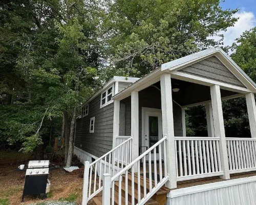 Tiny House - Farm Charm 查塔姆縣酒店