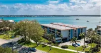Completely Remodeled: Relax on Lemon Bay or walk to Manasota Key Beach in 8 min.
