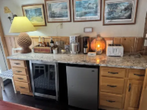 Serene Dragonfly Point at Meta Lake: 3-Acre Property on Private Lake Hotels in Lincoln