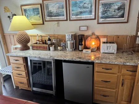 Dragonfly Point at Meta Lake: 5-bedroom cottage on 3 acres. Pet friendly!