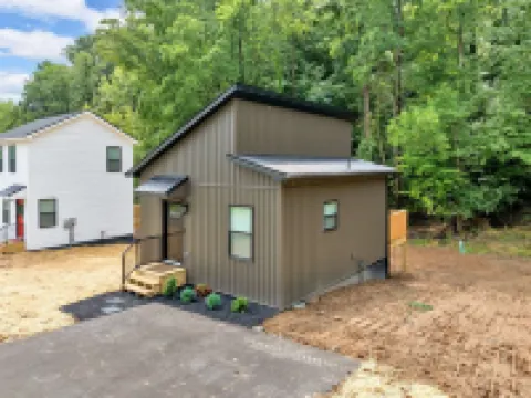 Bristol’s Doo-Wop Den – A 1950s-Themed Retreat with a Modern Twist Hotels in Bristol