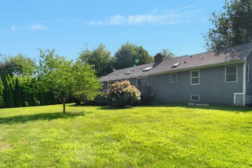 Near Newport, Beaches & Golf: Spacious Getaway