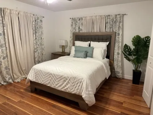 Cozy 2-bedroom townhome in peaceful Bimini with AC, WiFi