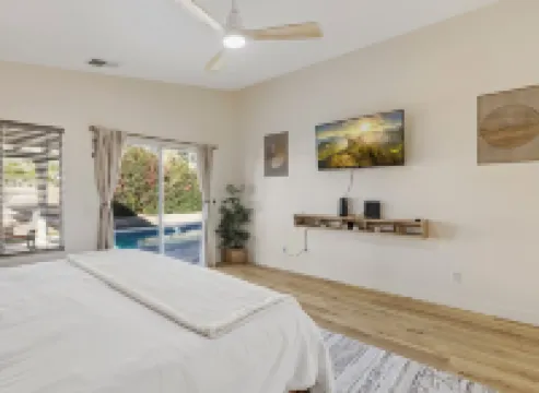 Desert Dreams - Charming 2-bedroom house with a salt water pool