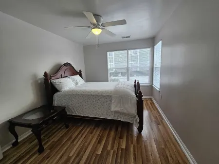 Cozy 1-bedroom condo in wonderful Alexandria with WiFi, AC, Free Parking