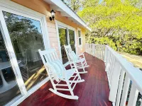 Charming 1BD/1BA Cottage with View of Man O' War Harbor, A/C and WiFi