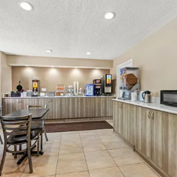 Super 8 by Wyndham Elgin