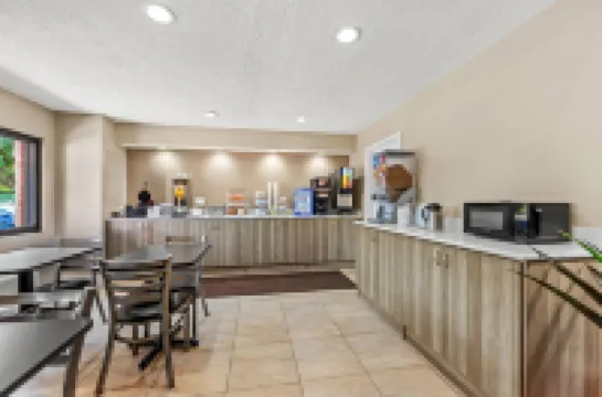 Super 8 by Wyndham Elgin