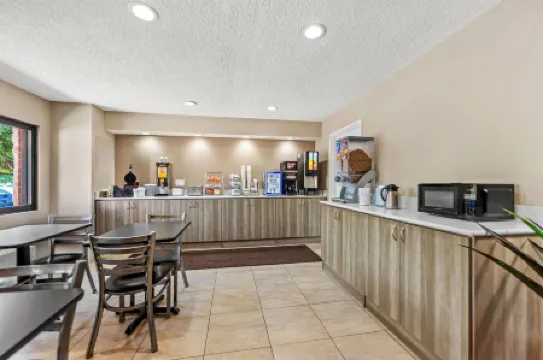 Super 8 by Wyndham Elgin