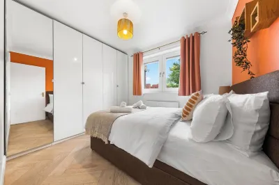 Azalea Apartment: Home comforts by the river Hotels near Osterley