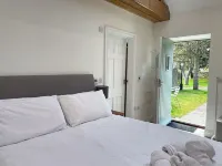 Detached Studio. Sleeps 2, pet friendly, with parking Hotel a Worth Matravers