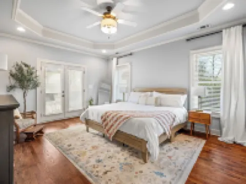 Charming historical 4-bedroom house in Downtown Buford, GA. 比福德酒店