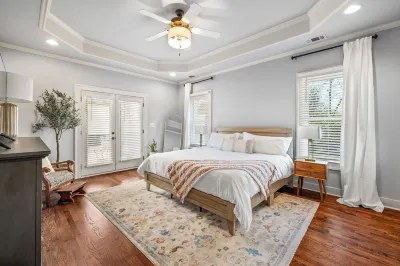 Charming historical 4-bedroom house in Downtown  Buford, GA. 샘스 클럽 주변 호텔