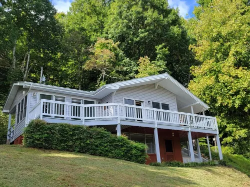 Cozy cottage with stunning lake & mountain viewsNo lake access
