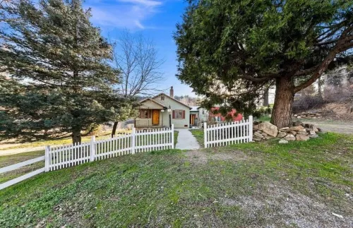 Cabin for 10! Steps to Main st Hot tub/firepit/BBQ