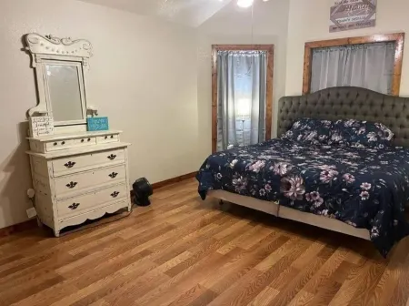 Charming 3-bedroom house with WiFi and AC in Orange with a pool