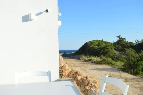 Lavender studio apartment, nestled in the sand dunes, 20m from the beach.