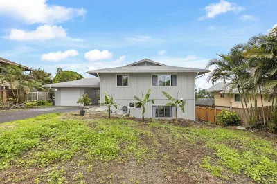Freshly Remodeled w/ Vaulted Ceilings ,Lanai view 3.5 mi from Airport Live Local Hotels near Mrs. Barry's Kona Cookies