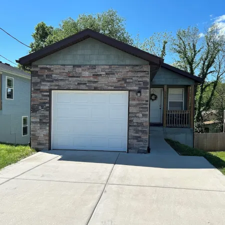 Charming 3-bedroom house, walking distance to Branson Landing or Bass Pro