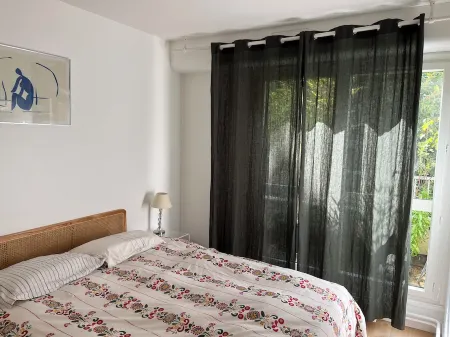 Green, quiet, spacious and bright apartment 15 minutes from Paris.