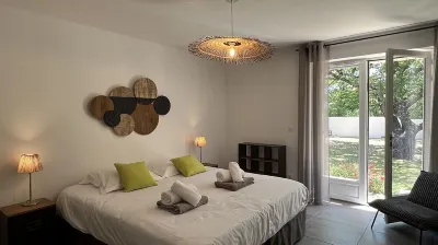 La Farigoule mas de Charme de Plein Pied à Gordes, Pétanque et Piscine Privée 고르드 타운 뷰 포인트 주변 호텔