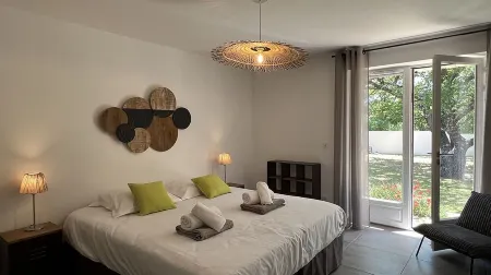 La Farigoule mas de Charme de Plein Pied à Gordes, Pétanque et Piscine Privée