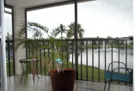 Renovated 2bed 2bath condo 2min to Fort Myers & Sanibel Beaches with WiFi, AC