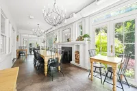 Southmoreland on the Plaza an Urban Inn