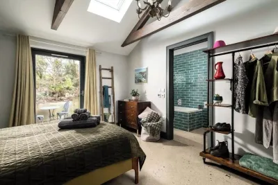 Swallows Rest – Laid-Back Luxury for 6, Tucked Away in 12 Acres of Cornish Calm Housel Bay Beach附近的飯店