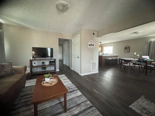 Brand new 2-bedroom apartment in amazing Cross Lanes with WiFi, AC Hotels in Cross Lanes