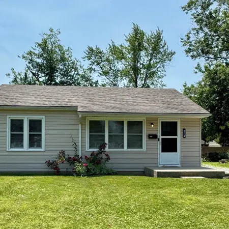 Fortville Fun! 2Bedroom-King and Queen. Stylish Home with Game Garage